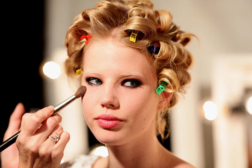 בחורה מתאפרת