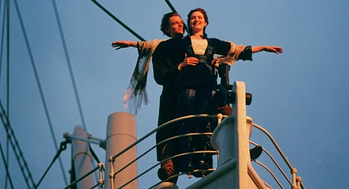 ליאונרדו דיקפריו וקייט וינסלט על חרטום הטיטאניק