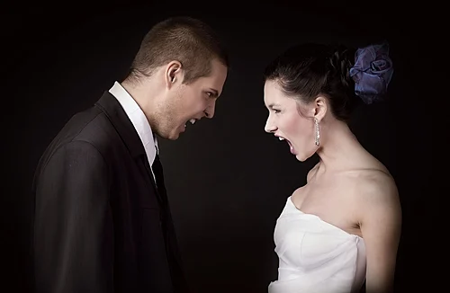 בורח מחתונה