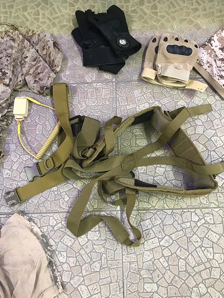 פריטים שנמצאו בביתו של החשוד