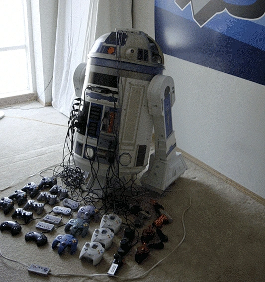 קונסולות מעוצבות: אל תוך הרובוט המפורסם R2D2 ממלחמת הכוכבים נדחו שבע קונסולות שונות