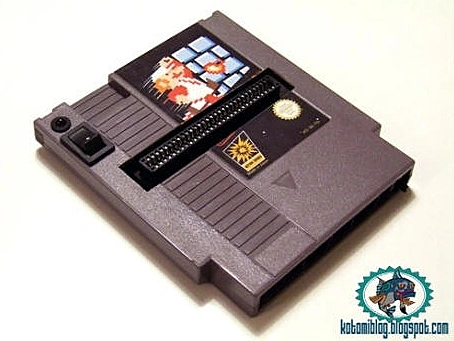 קונסולות מעוצבות: זה נראה כמו קלטת של NES, אך למעשה היא מכילה את הקונסולה כולה!