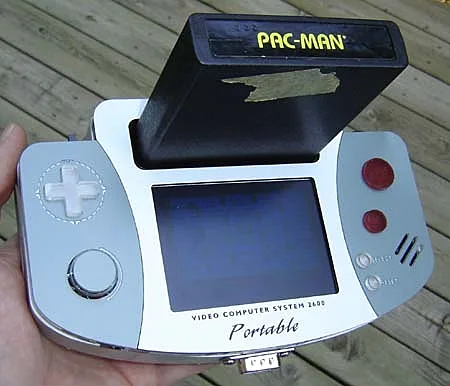 קונסולות מעוצבות: בן הק לא מתעסק רק בקונסולות חדשות. הנה - גרסה ניידת לאטארי