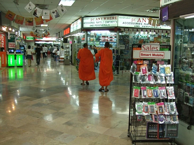 נזירים קונים מחשב