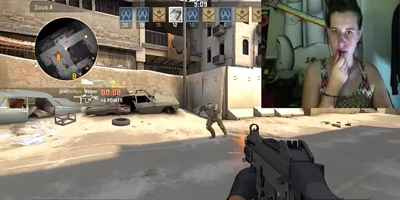 הגיימרית החמושה בליפסטיק