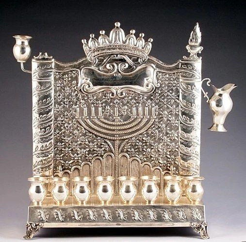 חנוכיה יקרה מכסף