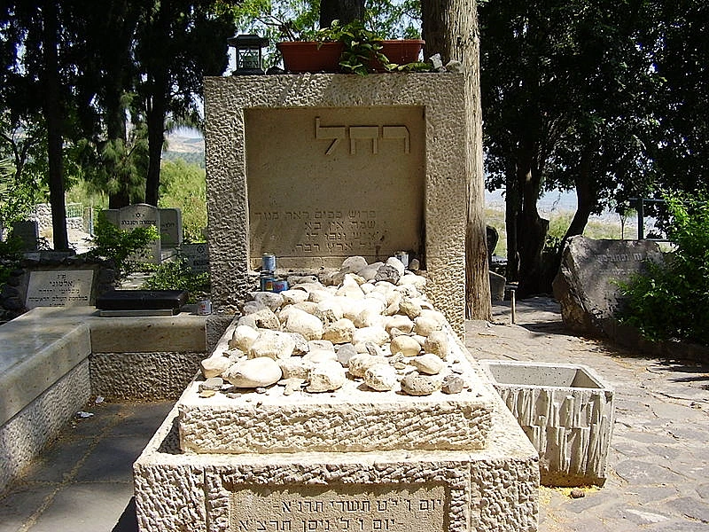 קבר רחל המשוררת בבית הקברות כנרת