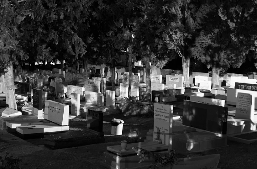 סיור לילי בבית הקברות של מייסדי זיכרון יעקב