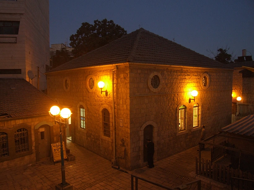 מבחוץ. בנחלת שבעה