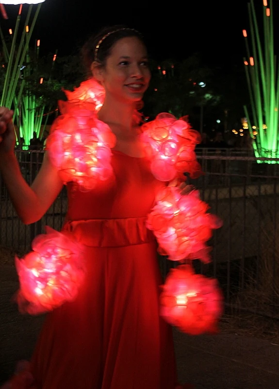 נערה לבושה בצעיף אורות