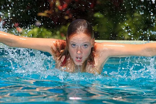 בחורה שוחה בבריכה