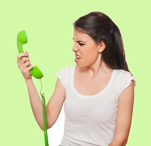 בחורה כועסת על הטלפון