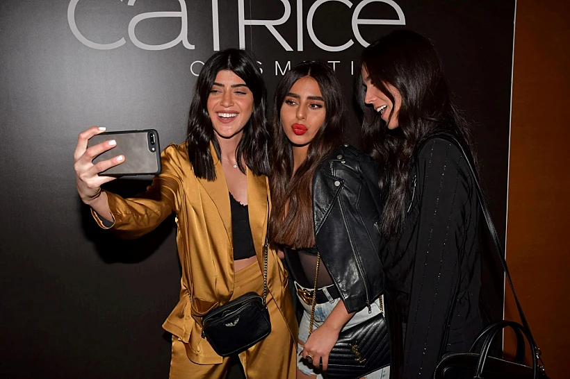 כל כוכבות הרשת בתמונה אחת