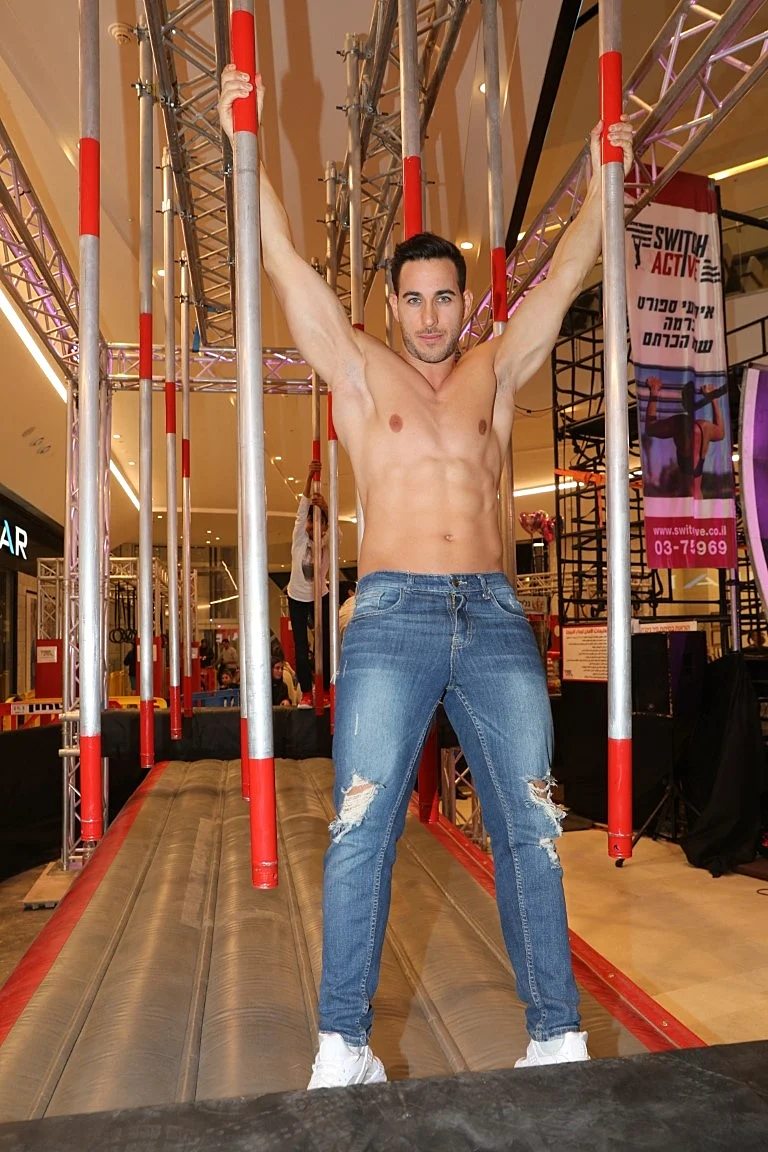 אייל ברקובר מסנוור אותנו עם הקוביות שלו