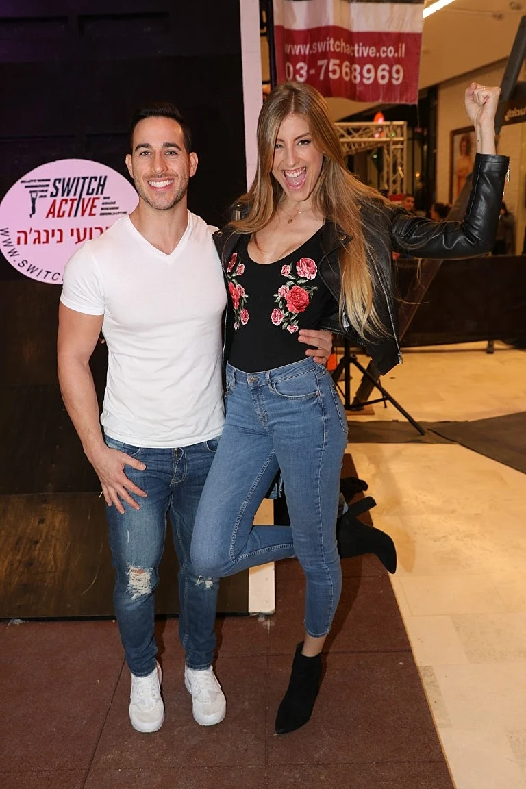 והפעם עם חולצה והחברה