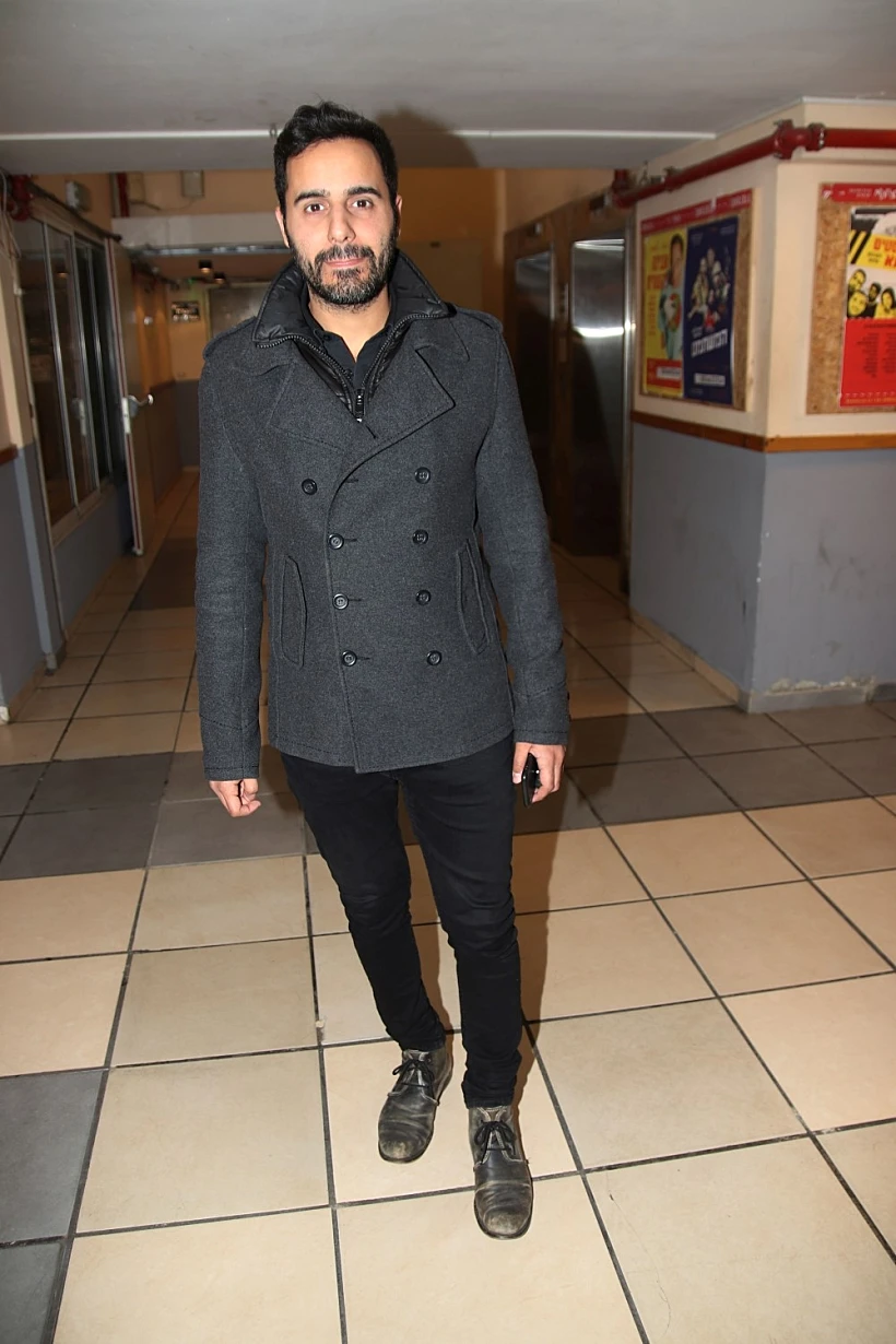 והנה עוד גברבר שהגיע לבד