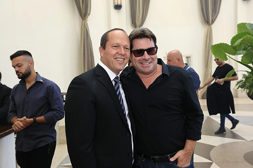 אופיר אקוניס