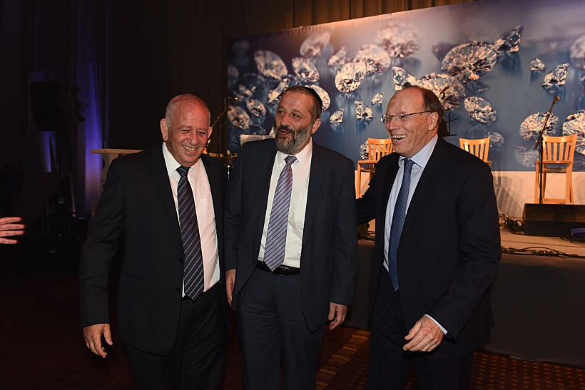 שמואל שניצר, השר אריה דרעי, קובי קורן