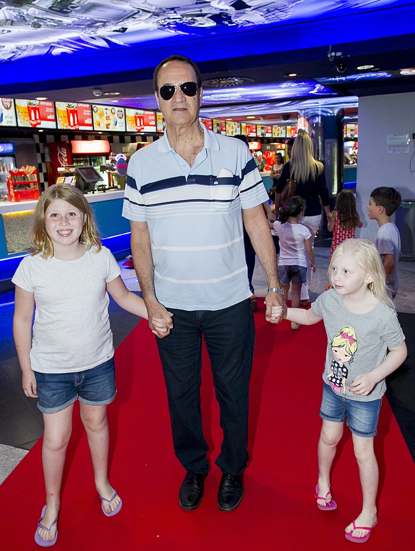 טל ברודי עם הנכדים. סבא חזר לחיים- המתוקשרים כמובן