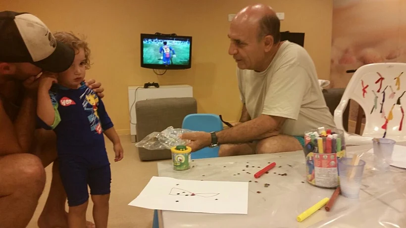 שאול מופז ונכדו