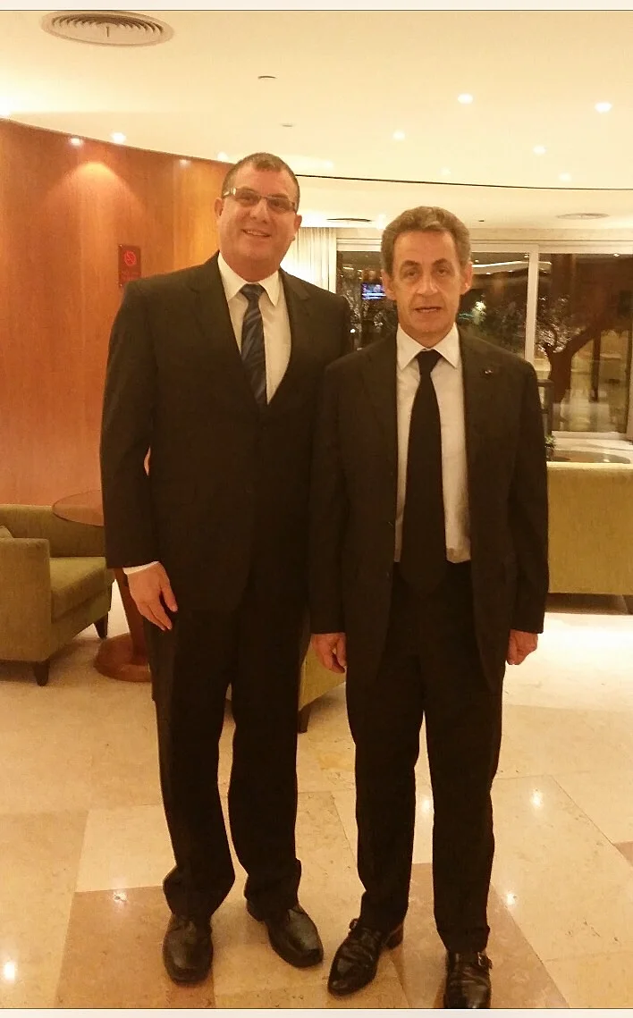 ניקולא סרקוזי ודובי רקיע