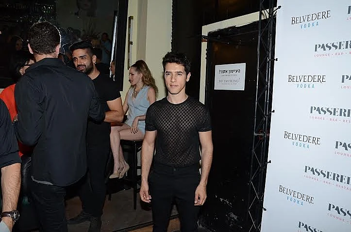 הראל סקעת. ומה עם החולצה החשופה?