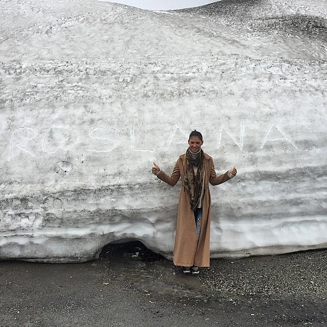 רוסלנה רודינה. ושימו לב לכיתוב על השלג