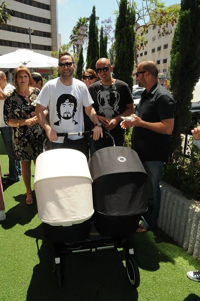 אוהד חיטמן ובן זוגו עם התינוקות . שרדנו את נפאל נשרוד גם את הארוע הזה