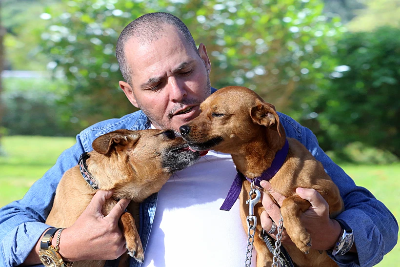 ישי לוי עם סנופי מימין וחתיכי