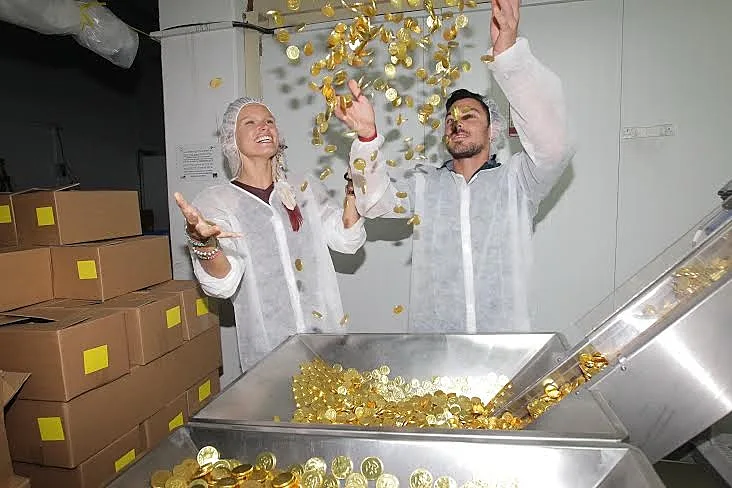 אלכסה ורז. חבל שמדובר במטבעות שוקולד