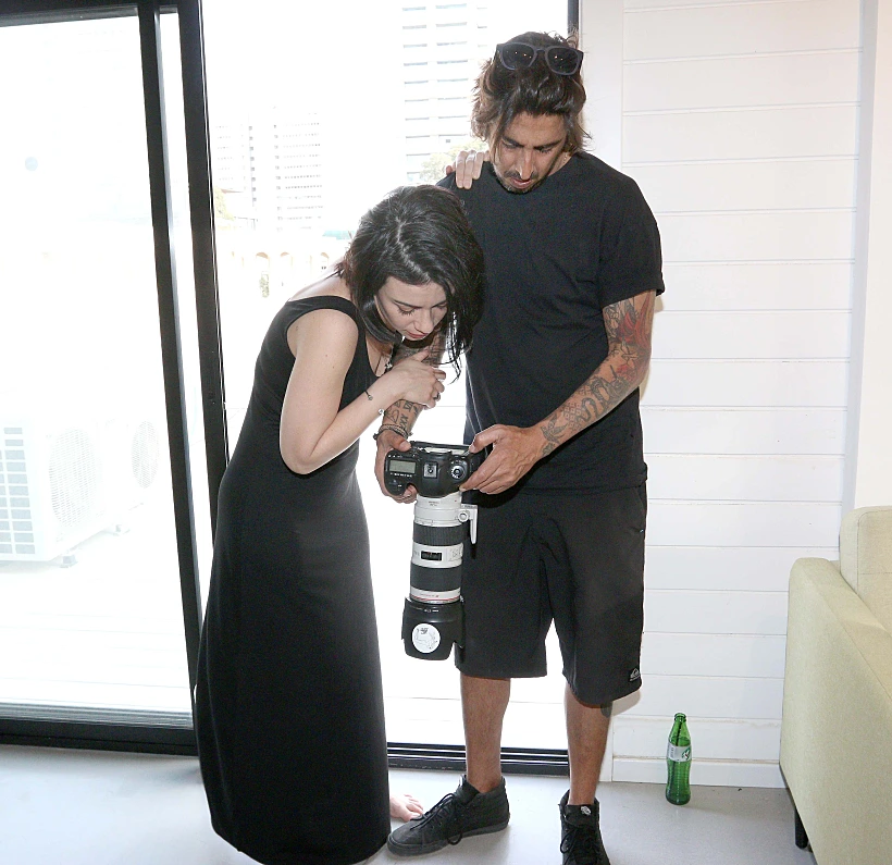 נינט טייב. תראה לי. אני נראית פצצה