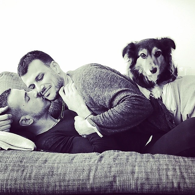 אסי עזר ובן זוגו. כי אין על רומנטיקה