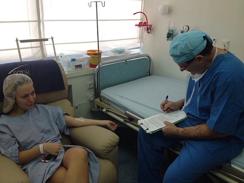 אלה. מתלוצצת עם רופאיה