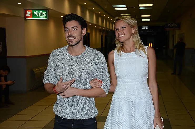 אלכסה ורז. השמלה הלבנה היא הכנה לחתונה?