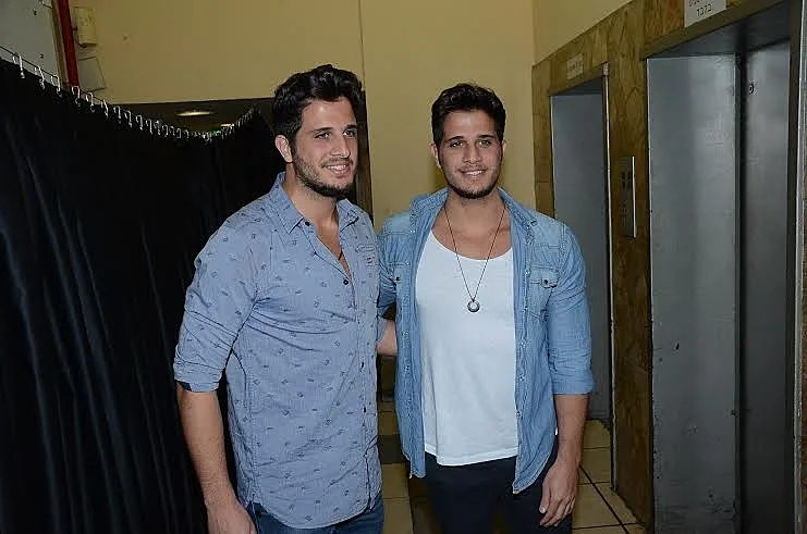 התאומית לבית אטון. תהיו יפים ו..