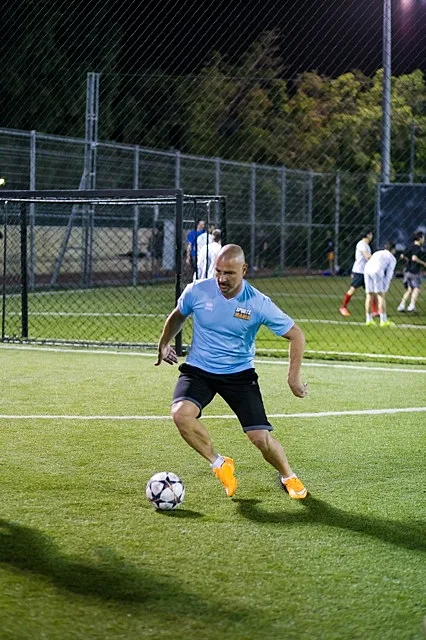 איציק זהר. הרעיון לבעוט בכדור לא?