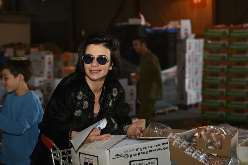 נינט. אבל למה המשקפי שמש?