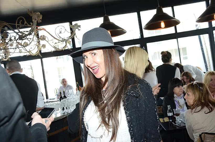 לאה שנירר.חיוך מסתיר קמטים. לא ממש!