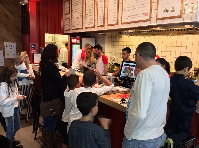 יוכי ומאירי. יוכי, ההמבורגר שלך מוכן