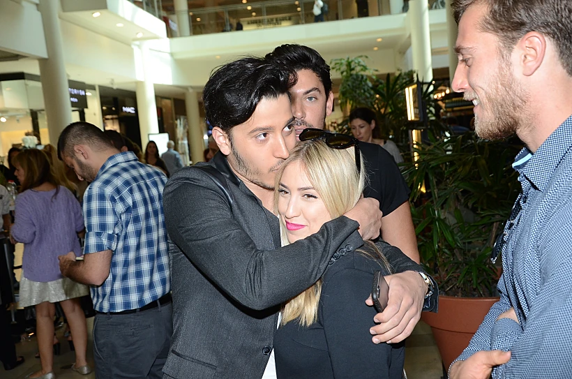 דניאל ושני. אחרי שהסתובבו בעולם עכשיו אפשר נשיקה