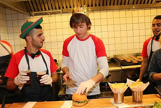 וובה. עכשיו הופכים ואז? אה נו, מגישים