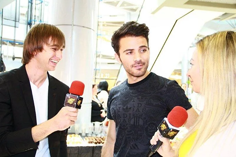 אלה,וובה וישראל אטיאס. רגע אלה, את נראית יפה, יש מצב לוודקה?