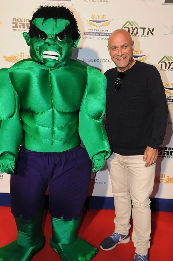 דביר בנדק.  וזה התאום שלו?