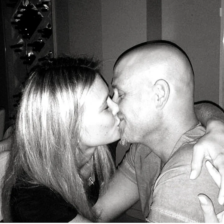 בר רפאלי ועדי עזרא מתנשקים