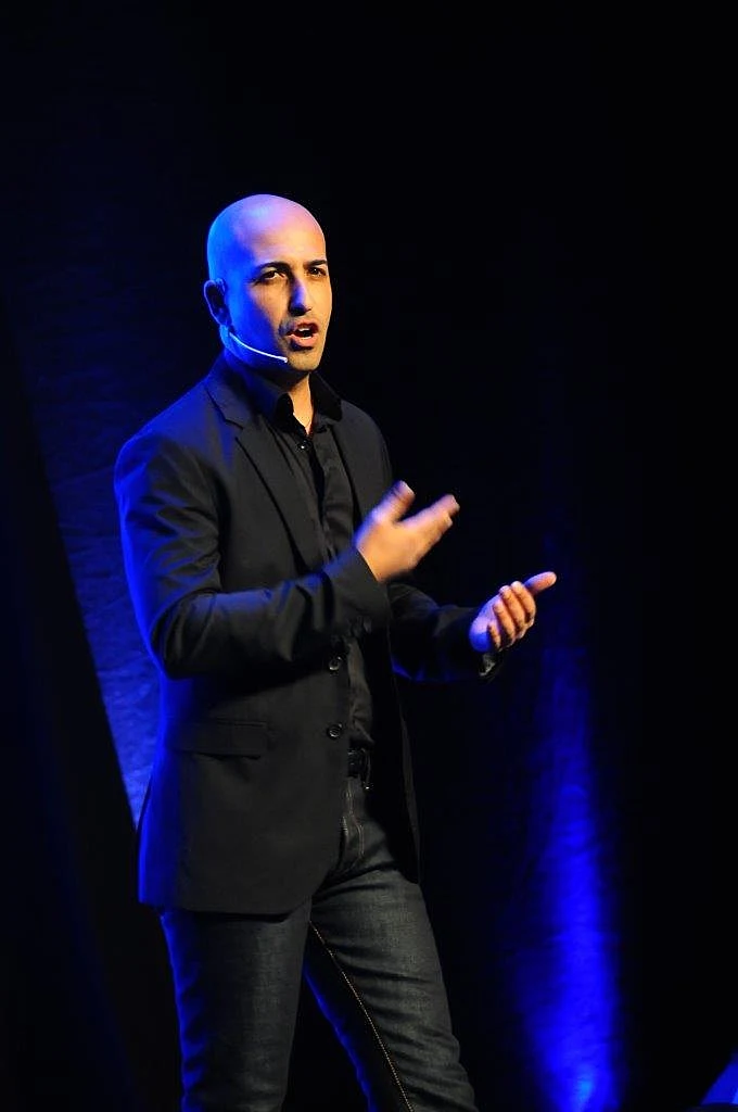 חזי דין. המארח