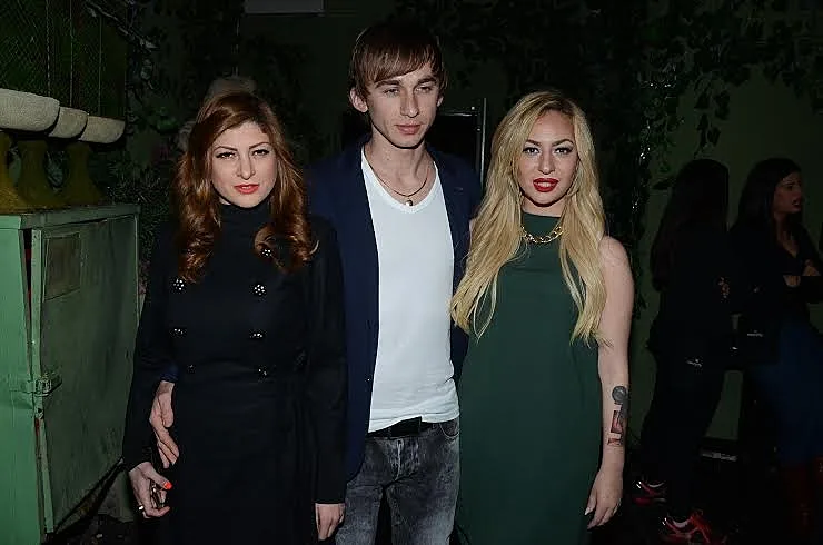 וובה אלה והחברה שלו. וואלה אם הרבנות מרשה אני לוקח את כולן