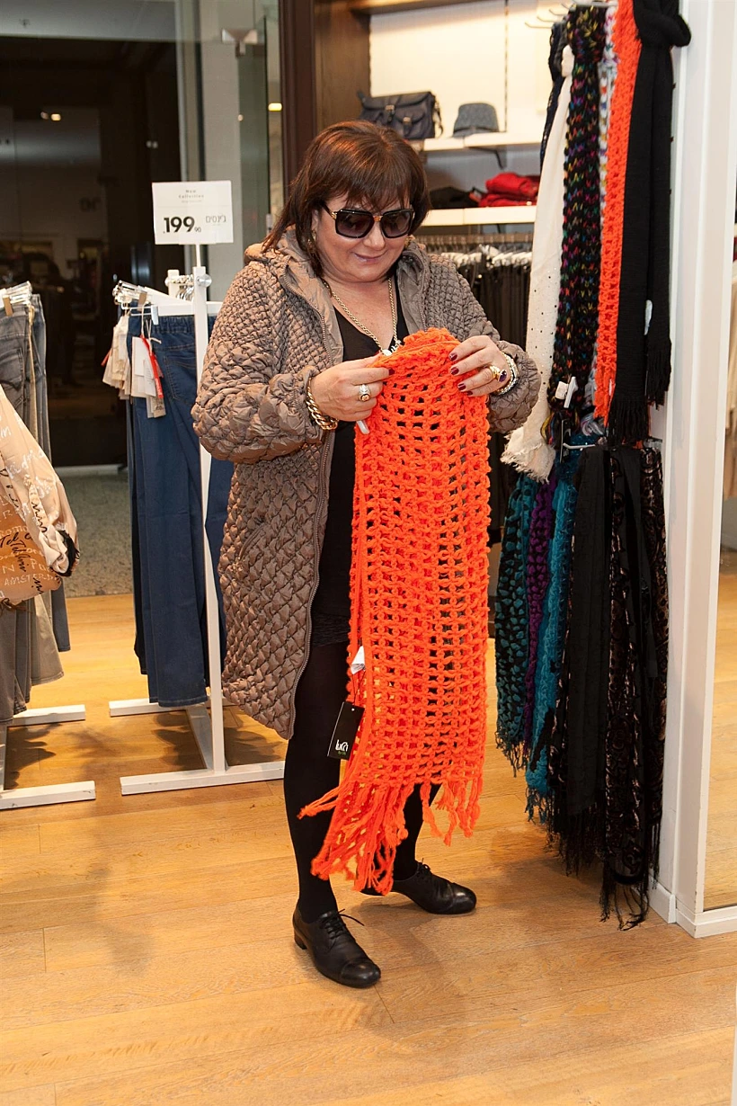 חנה לסלאו. הצעיף הזה יסתיר את המותן? נראה לכם?