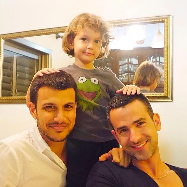 אסי עזר, בן זוגו והאחיין שלו