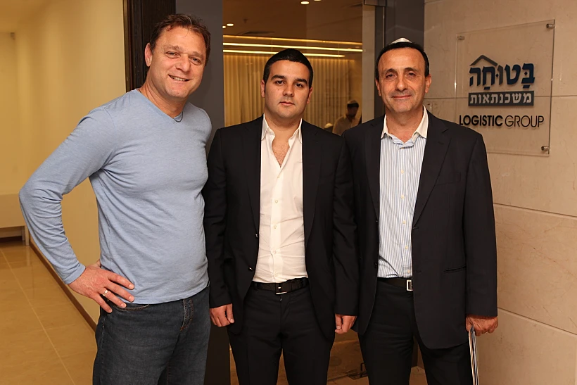 אירוע לוגיסטיק-מימין אילן שרקון, אורן קובי ואלי דריקס