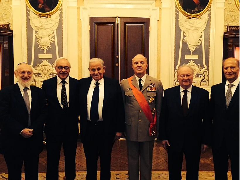 כבוד צרפתי רפי אדרי, רוג׳ה קוקרמן (ראש הקהילה היהודית), נשיא  הליגיון הכבוד הצרפתי , יוסי צחנובר, השגריר ישראל בצרפת, יוסי גל, והרב הראשי של פריז